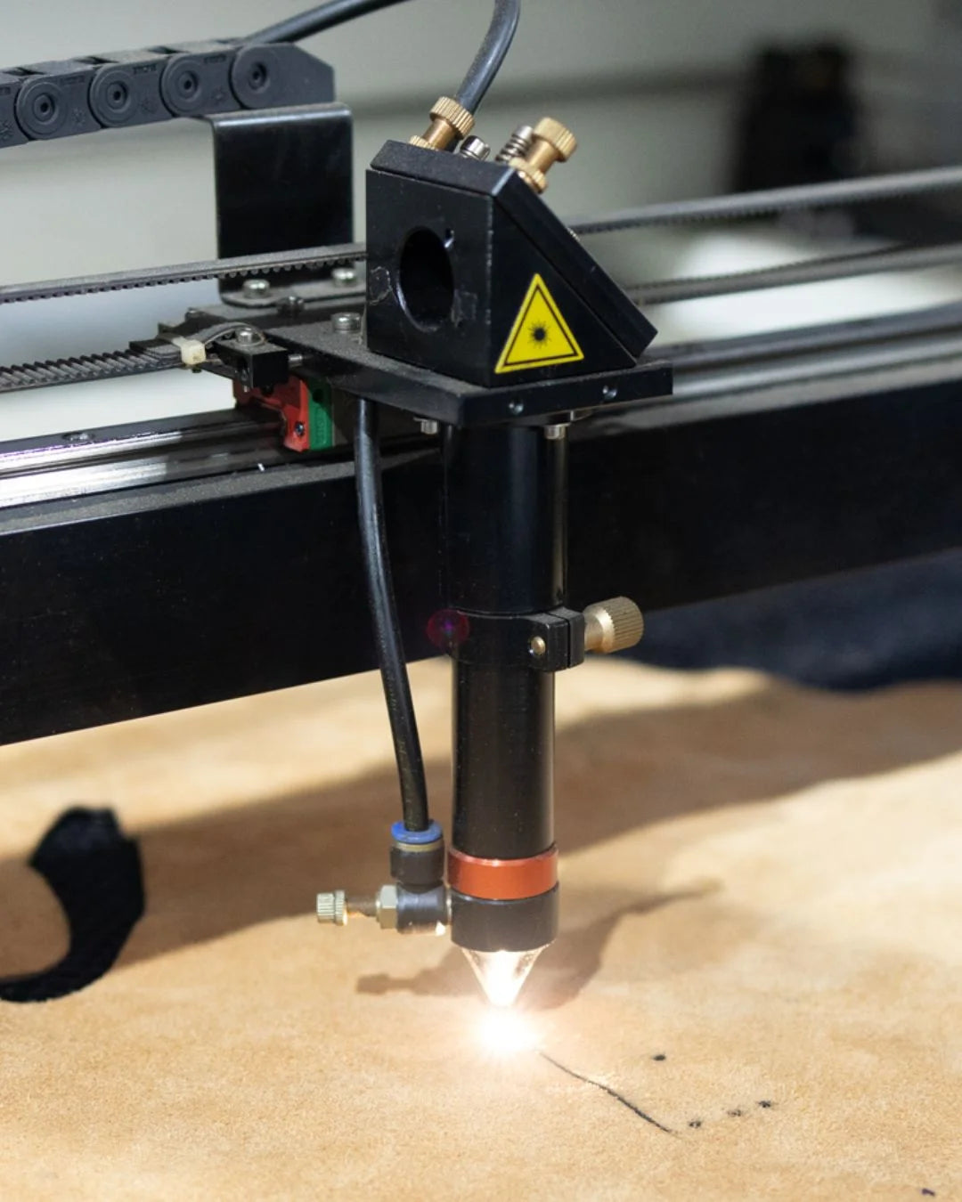 Máquina laser CO2 Virtumaq em operação cortando material