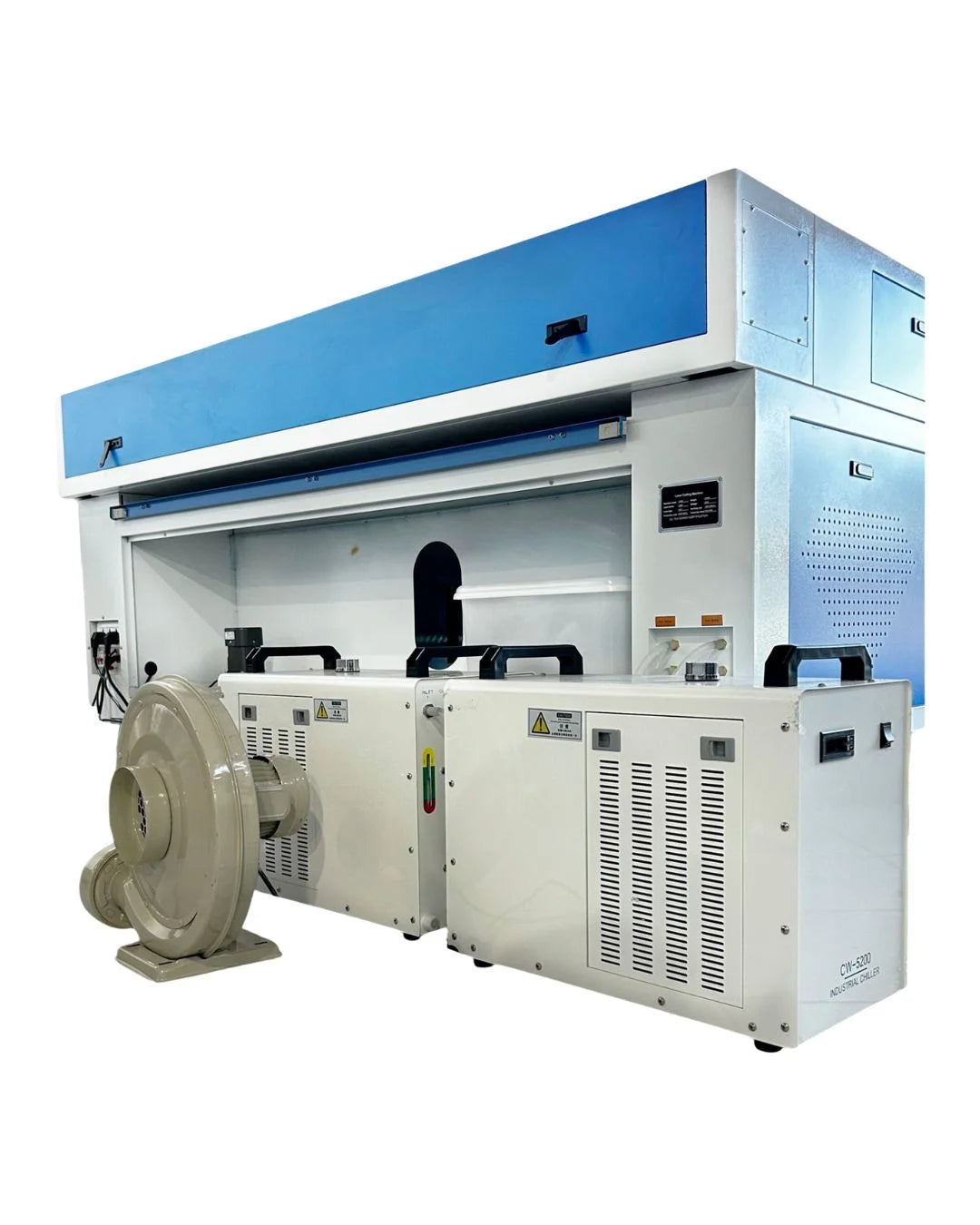 Máquina laser CO2 Virtumaq vista traseira completa com chiller e exaustor 
